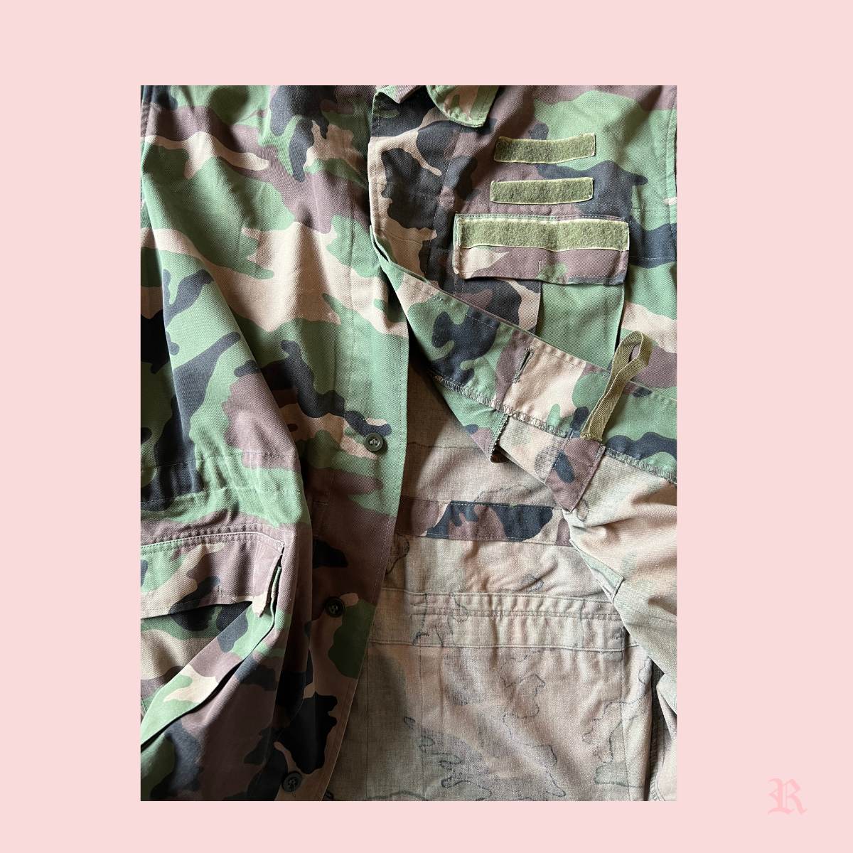 Redesignet Kraftig Outdoor Camouflage Jakke med Royal Vintage Guld Print ( Limited Edition )